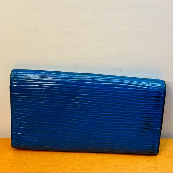 Authentic Louis Vuitton blue epi leather 4 key ring card holder - Picture 3 of 14